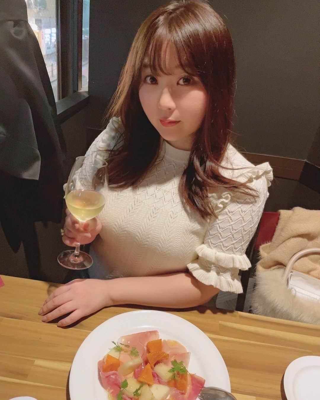 星野めいさんのインスタグラム写真 - (星野めいInstagram)「りりちゃんと大好きな牡蠣で飲み納め🍸♡  来年もよろしくお願いします🪄」12月29日 14時28分 - pometaaan