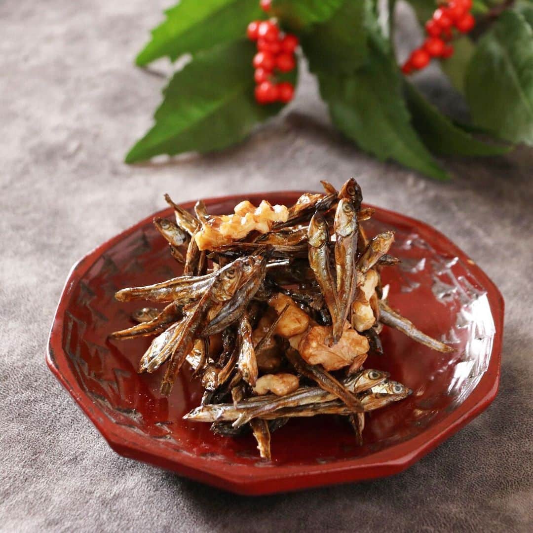 michikoscookingさんのインスタグラム写真 - (michikoscookingInstagram)「【田作り】﻿ ﻿ 今年の大掃除は、〈アルバイト募集〉の紙を作り、子どもたちに発注。﻿ ﻿ 大喜びで飛びついてくれたので﻿ 子どもを産んでからの人生で﻿ 今年の年末が一番楽してます😎﻿ ﻿ そんなわけで、のんびりお正月準備中。﻿ ﻿ 子どもたちが一番好きなおせち、田作りを作りました。﻿ ﻿ 今年はくるみ入り。﻿ レシピはレシピサイトのNadiaさん @recipe.nadia で レシピ🆔 403865 で検索できます。  以下にもレシピ書いておきますのでよかったら作ってみてください。﻿ 我が家はフライパンでごまめを炒ってる段階でつまみ食い星人たちが現れてずいぶん食べられてしまうので、なんだか仕上がりが少ないです。﻿ ﻿ ﻿ <材料・作りやすい分量>﻿ ごまめ　約60g﻿ くるみ　適量﻿ A.しょうゆ　大さじ2﻿ A.砂糖　大さじ2﻿ A.酒　大さじ2﻿ A.みりん　大さじ2﻿ ﻿ <作り方>﻿ 1. ごまめをフライパンに入れ、弱火で炒る。ポキっと折れるくらいまでしっかり根気よく。焦がさないように注意。﻿ 最後にくるみも入れて軽く炒る。﻿ ﻿ 2. 別鍋にAの材料を全て入れ、半分くらいに煮詰めたら、ごまめとくるみを加えて和える。﻿ ﻿ 3. 温かいうちにクッキングシートに広げて冷ます。﻿ ﻿ ﻿ #おせち料理 #おせち #おせちレシピ #田作り #田作りくるみ入り #和食　#Nadia #NadiaArtist #foodstagram #foodporn #foodpic #delistagrammer  #japanesefood #japanesehomecooking #クスパ公認インスタアンバサダー #私のおいしい写真 #フーディーテーブル #料理教室 #料理教室東京 #お料理教室 #おうちごはん #レシピ開発 #nadiaレシピ　#木曽漆器」12月29日 14時28分 - michikoscooking