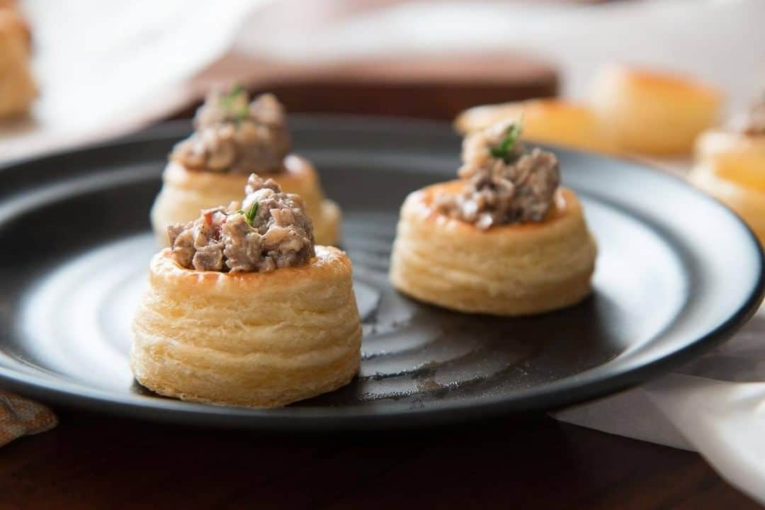 Archana's Kitchenさんのインスタグラム写真 - (Archana's KitchenInstagram)「#NewYearRecipes  Mushroom filled Vol-au-Vent Recipe are well-known dish  from the French cuisine. They are made from puff pastry, shaped into a small hollow case. The hollow case is filled with savory ingredients. You can easily try this for your new year's party! Get the recipe from the smart.bio link in my profile @archanaskitchen . . . . . . . #dessert #newyeardessert #newyearrecipes #newyearparty #partyfood #partyrecipes #foodanddrink #newyeardinner #christmasmenuideas #winterrecipes #eatfit #cooking #food #healthyrecipes #foodphotography #recipeoftheday #comfortfood #deliciousfood #delicious #instayum #food」12月29日 14時30分 - archanaskitchen