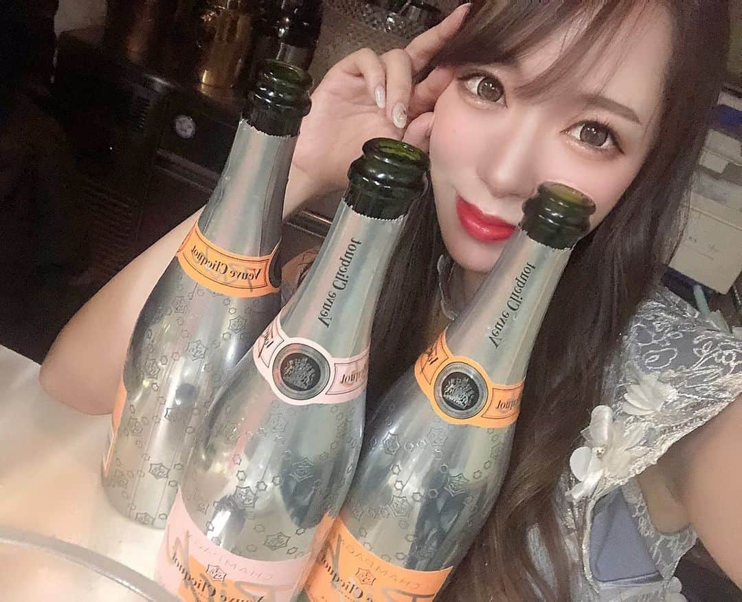 Rikaのインスタグラム：「. 酔いすぎて前髪ぺしょぺしょw お顔も盛れてません🤦🏻‍♀️ でも嬉しすぎたから載せちゃう🐻‍❄️🐻 . センカの姉妹店　@chiba_club_ichika の ＩＣＨＩＫＡガールズ💕💕 @taiga_ichika  @ruka_ichika  @kana_ichika  . から！まさかすぎた🥲 お祝いありがとうございました🥲💕 らぶまじでらぶ( ･ᴗ･̥̥̥ )だいすき. . みんなプレゼントもありがとうございました😭💕💕💕 . . 私もイチカのみいこお☺️❣️ .  #キャバクラ #キャバ嬢 #ドレス  #ビジョビ #富士見町 #可愛い  #美容 #お酒 #育乳 #ヘアメイク  #キャバドレス #千葉 #バストアップ  #富士見町 #歌舞伎町 #北新地 #可愛い #フォローミー #筋トレ  #ナイトナビ #自撮り女子 #❤️ #ホスト #キャバスタグラム #夜職  #加工スタグラム #バースデー #年末 #年越し #シャンパン」