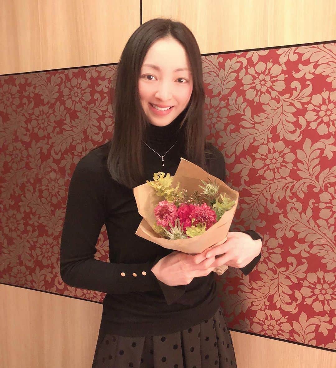 白羽ゆりのインスタグラム：「昨日お誕生日でした。  42歳になりました！自分でもびっくりです。何歳になってもお誕生日をお祝いして貰えるのは嬉しいですね。  女性は年齢に振り回されたり不安になったりしますよね。でも声を大にして言いたい！40代も楽しいです⭐️  もうすぐ今年も終わりますね。  皆さんはどんな一年でしたか？ 大変な一年でしたよね。  私も色々ありましたが、なんだかとても早く感じた一年でした。ずっと芸名で生きてきた私ですが、ゆっくりだったぶん本名の自分と向き合えた2020年だったように思います。  ファンの皆さん、今年は一度もお会い出来ないままでしたね。SNSの難しさを感じる事もありますが、こうして皆さんからのメッセージに励まされた一年でした！ありがとうございました。  皆さま来年もどうぞよろしくお願いします💕」