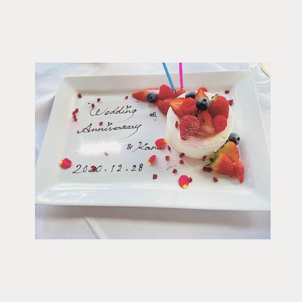 のインスタグラム：「昨日は8回目の結婚記念日でした。  これからも家族4人、 のほほんと笑って過ごせますように☺︎  #weddinganniversary」