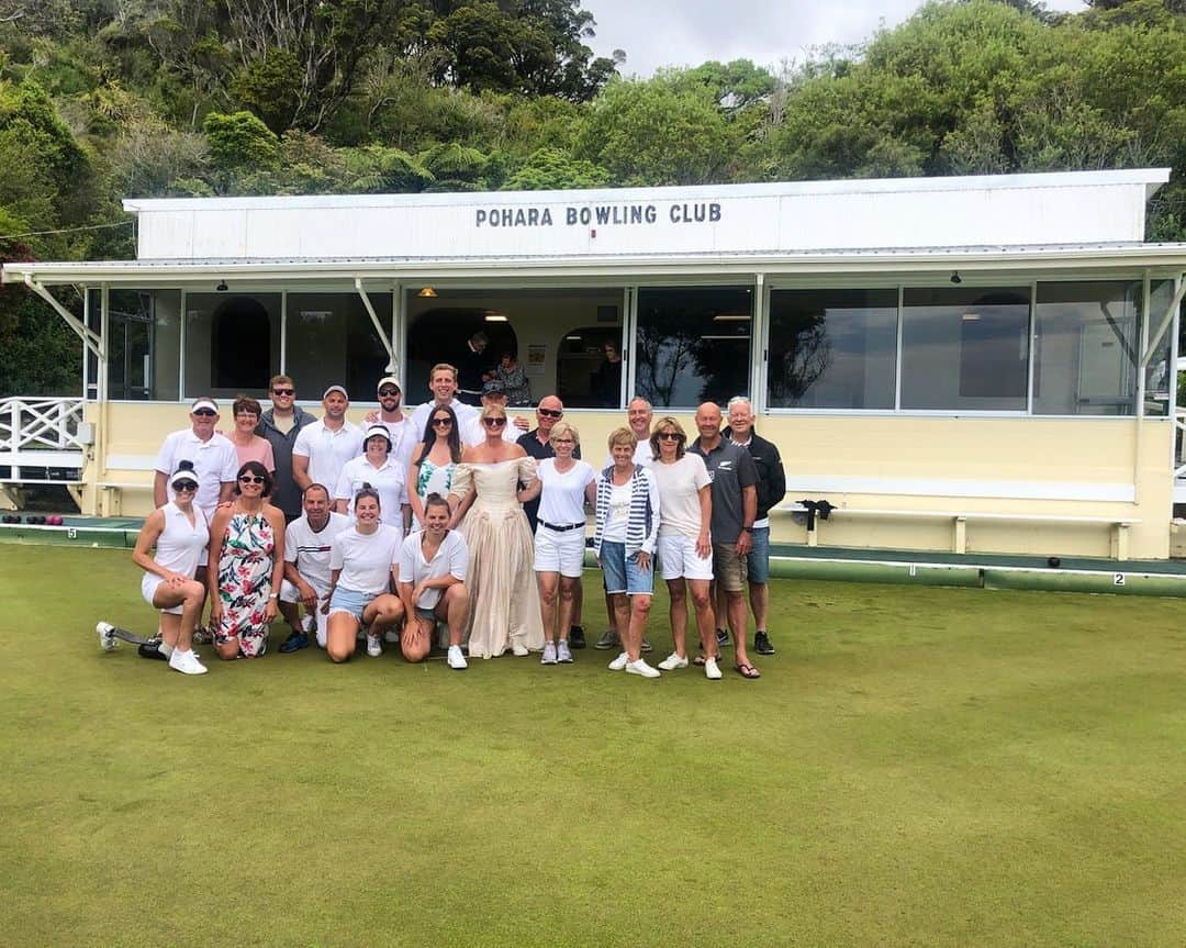 Sophie Pascoeのインスタグラム：「Annual Pohara Bowls tournament! 🤍 #summerholidays」