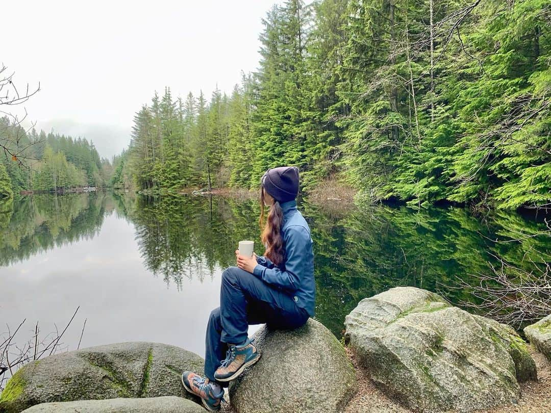 横井玲のインスタグラム：「Hot chocolate to drink outside on a chilly morning is just perfect🍫  幸せを感じるのはとても簡単。  #canada #hotchocolate #beautifulnature #chill #chillvibes #lake #green #calming #happiness #nature #naturelovers #stayhealthy #takeiteasy  #美しい #自然 #ココア #一杯 #幸せな時間」