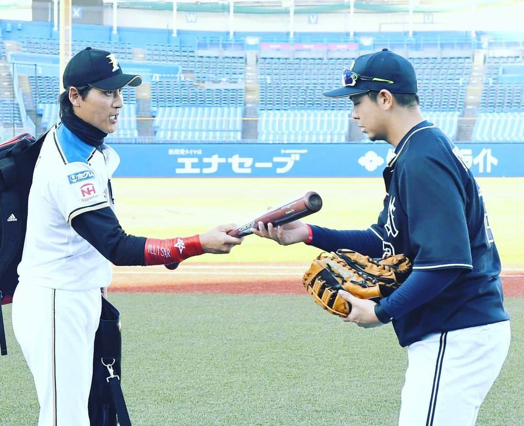 白崎浩之さんのインスタグラム写真 - (白崎浩之Instagram)「本日、スポーツ報知さんに掲載して頂きましたが、九州独立リーグで来年から新規参入する大分B-リングスで選手兼コーチとして携わらさせて頂きます。ベイスターズで6年半、オリックスで2年半のシーズンを応援して頂いたファンの方には感謝してもしきれません。本当に本当にありがとうございました。8年のプロ野球選手生活が出来たのも皆さんの応援のおかげと、プロ野球を退いた今だからこそ心から思えています。時々、叱咤（ヤジ）の言葉を頂いたときは、私の未熟さから至らぬ態度（うるせーなぶっ…、このくそ…など）で接してしまったり、言い返したり素直に受け止められずにいた事もありましたが、それも全て含めての白崎浩之を応援して頂いた事、心から感謝しております。 場所は九州（出身は北海道）になりますが、同じ空の下でまた野球人としてユニフォームに袖が通せる事、野球に携わらせていただける事に感謝しながら、未来ある自分より若い選手の方々と共に白球を追いかけたいと思います。 ファンの皆様、これからも白崎浩之をどうぞよろしくお願い致します。  #横浜DeNAベイスターズ #オリックスバファローズ #大分B-リングス #新庄さん！ #大分でも #たのしんじょーしてきます！笑 #ありがとうございました😊」12月29日 14時36分 - shirasaki_hiroyuki