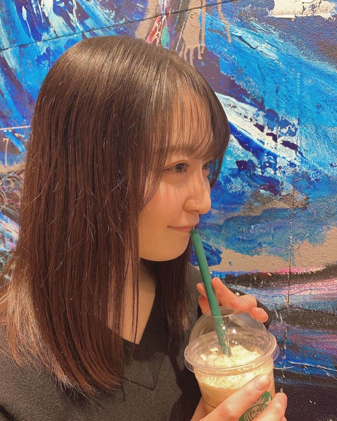 白井真緒のインスタグラム：「最近髪の毛の調子が良し﻿ ﻿ 今年もあと2.5日、、残りも楽しまなきゃ☺︎﻿ 皆さんはどんな年末をお過ごしですか??﻿ ﻿ ﻿ ﻿ ﻿ ﻿ #イブロシェ #リンシングビネガー #ノンノ﻿ #トリートメント #nonno #ヘアスタイル #ヘアトリートメント #yvesrocher #フランス #🇫🇷 #ヘアケア #美髪 #サラサラヘアー #サラサラ髪　#横顔シリーズ #横顔」