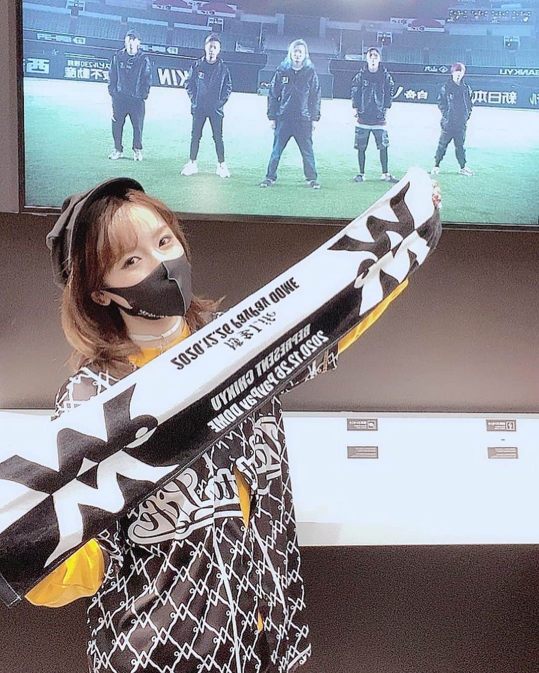 のインスタグラム：「おわったああ。 . 長くなるけどレペゼン地球の解散ライブ行ってきました🌏 .  とにかく開演前のドーム見て本当にドームでやっちゃうって 景色見ただけで泣けてきて。笑 本当に色んなことあって色んなこと乗り越えてきたなって思って 出だしからカッコいい！！より感動しかないライブでした。 ずっと座ってたし叫ぶ暇なんかないくらい泣いて引き込まれた〜。 . 特に銀太の言葉はストレートで刺さるけん好きで 【笑われるくらいデカい夢がある】って言葉が 大好きすぎて！！ それを語った上でのEarthと想いは特に好きな曲で泣いたなあ🤍笑 . みんなそれぞれの想いを語って歌ってくれたけど 仲間とか家族とか夢とか目標とか 本人の口から出ることでリアルに感じさせてくれたし 今までのレペゼン誰？ってくらい素敵やった！ . 言うこと聞かん奴らなのに 社長の言うことだけは聞く奴らで レペゼンを作ってくれて本当にありがとうでしかない💙 . いきなり好きになったけど最初から掲げてた 目標まで見届けれたことが嬉しかった♡ . 本当に同じ地元で同年代でこんだけできて誇りでしかない！ こんなご時世で満員にすることはできんかったけど 風船もあってペンライトの天の川が満点の夜空やった💜 . 出会う友達でも人生変わるし今の目標を黙って 応援してくれる家族にも感謝せなって思わせてくれた❤️💛 . 本当クソ野郎たちが1番クソ最高でした！！！ また惑わされて踊らされてますがこれからも絶対叶えるんやろうなあ🤤 . ほんっっとに、 レペゼン地球が世界一🌏になってね♡ . ここまで走り続けてきたけんもっともっと お酒飲んで🍾バカやって 新しい景色見せてくれますように！！ . #レペゼン地球 #レペゼン #博多Life #福岡 #福岡paypayドーム #ドーム公演 #レペゼン地球が日本一 #レペゼン地球が世界一 #dj社長 #djふぉい #dj銀太 #djまる #mg脇 #推し #レペ狂 #レペゼン地球ネイル #レペ狂さんと繋がりたい #lifesong #解散ライブ #コンサート #ユニホーム #だいすき #ありがとう #何かの終わり新しい始まり」