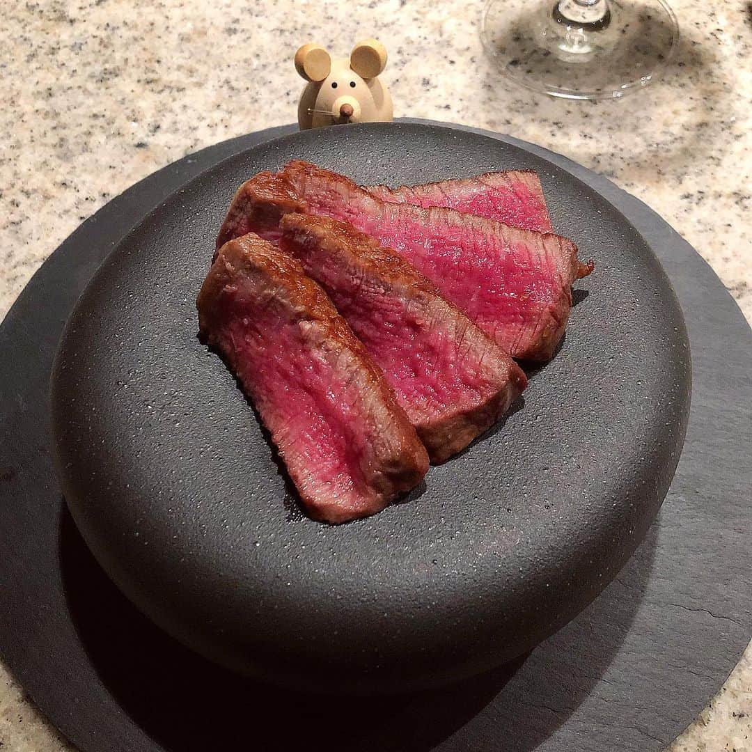 榊山敬代のインスタグラム：「🥩…  ・ きょうは肉の日ですし クリスマスのディナー 記録を忘れてましたし  ということで  クリスマスイヴは 両親より年末にと  いただきましたお肉を ありがたく焼きました  焼き加減がなかなか挑戦で 色々な焼き加減で少しずつ いただくスタイルを楽しみ  画像はミディアムレアなかんじに ジューっと火加減と相談しながら  肉厚ジューシーに焼けました 大変美味しゅうございました  ごちそうさまでした…🙏 ・ ・　 #おうちクリスマス #肉の日  ・ ・ #dinner #夕食  #おうちごはん #お肉大好き #シャトーブリアン #chateaubriand  #ヒレ肉 #filet #頂き物 🙏 #クリスマス #christmas #Christmasdinner #おうちディナー#お肉 #meat #beef #champagne #wine  #artist #kitchen #cooking #日本画家 の #お料理こんなもん」