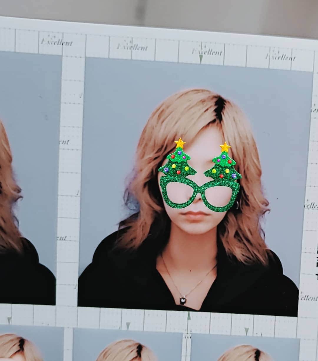 杉浦アヤカのインスタグラム：「前免許の更新の時にゴールド免許は写真持ち込み出来るって噂で聞いたから証明写真撮って持参したら、結局持ち込みダメだって署で写真とったからこの証明写真まぢ一生使わない。笑笑 無駄にロン毛ハンサムヘアしてた🦄   #証明写真」