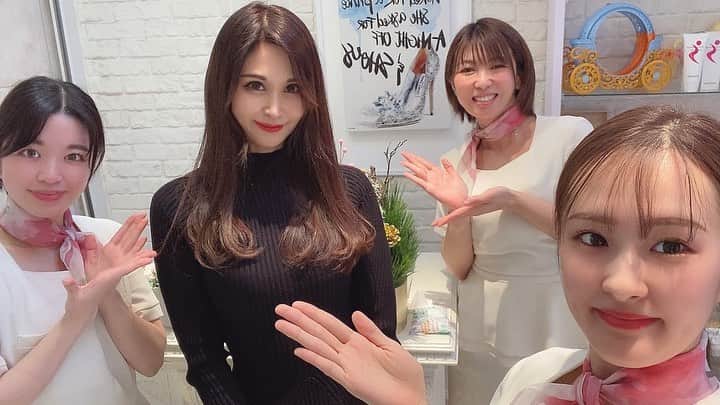 のインスタグラム：「気になっていた心斎橋にあるエステサロン @cinderella__beauty_salon に行って来ました✨ 乾燥、くすみなどお肌の悩みを店長さんに相談したら丁寧にカウンセリングして下さり『幹細胞』と『金の糸』のコースを施術して頂きました。  ツルツルになって感激です🥺💖  私のインスタを見たで コーラゲンマシン（5000円分相当）のプレゼント🎁をして貰えるので是非行ってみて下さいね❣️」