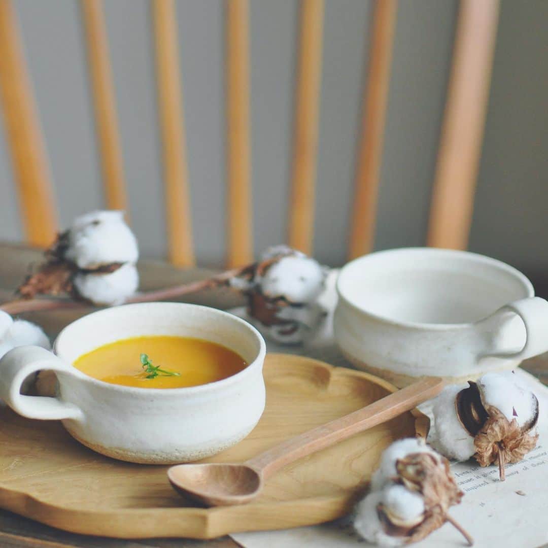 masayoさんのインスタグラム写真 - (masayoInstagram)「2020.12.29 + ・ スープカップと かぼちゃのポタージュ。 寒い季節は あったかポタージュが 心もホッとあっためてくれる^^ ・ お気に入りのスープカップで 飲むとなおさら おいしくしあわせ❤︎ ・ #器#イトウサトミ #スープカップ#暮らし #アンティーク#アーコールチェア  #丁寧に暮らす#ポタージュ #フーディーテーブル  #potage #utuwa#life #igersjp #instagram#instafood #food#foodpic」12月29日 14時56分 - masayo_san