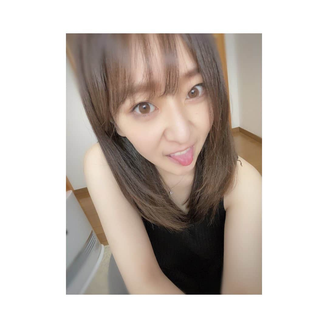 中冨杏子さんのインスタグラム写真 - (中冨杏子Instagram)「.*･ﾟ　.ﾟ･*.🎶.*･ﾟ　.ﾟ･*. . こんにちは！ 今年も残り3日⭐️ . 昨日のトリートメントが めっちゃいい感じで 朝起きた時もめっちゃ楽。。。 . ヘアアイロンも 一瞬だけで OKでした(^^)🎶 . トリートメントさまさまだっ。 . . にしても 筋肉が落ちたー かといって 筋トレはまだできんけん 身体のデトックス期間と思い、 身体にいいものを 取り入れていこうかと(^^) . . #今日は弟の誕生日 #ヘアチェンジ #楽々ヘアー  #落ち着きを取り戻す  #身体改善 #健康体 #あっかんべー #舌出し   #フォローミー  #なかとみあんこ #あんこ #あんこきらいやけど  #前髪女子はじめました  #前髪女子  #153cm」12月29日 14時57分 - anko_nakatomi