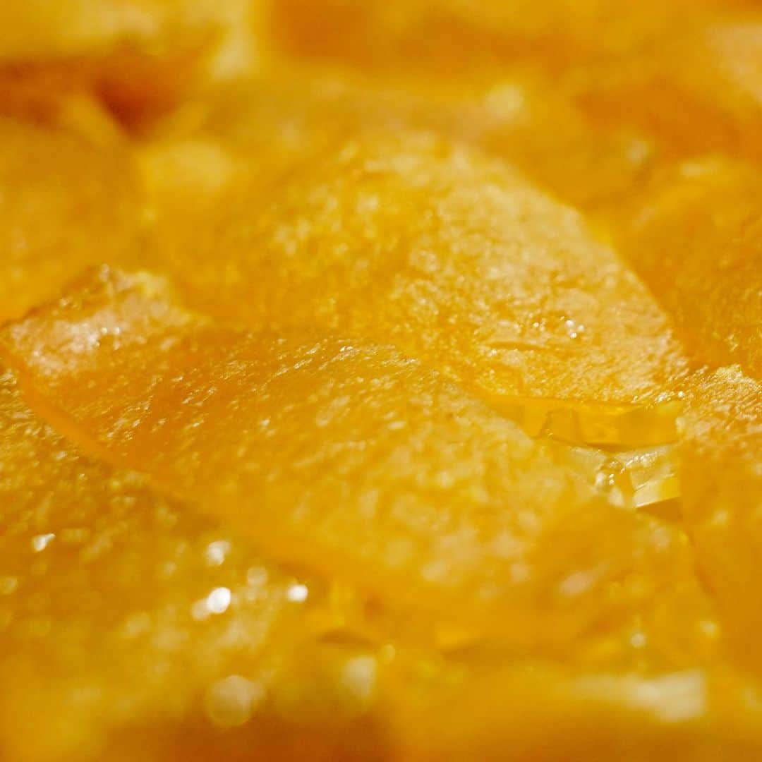 Concheさんのインスタグラム写真 - (ConcheInstagram)「花柚子ピール始めました。  川根本町産の花柚子。 本柚子よりも小ぶりで優しい香り。 色味も少し穏やかです。  当店では皮も果汁も全部使って柑橘ピールを作っています。 チョコレートコーティングの仕上げではカカオとピールの味のバランスが大切です。 この花柚子は皮ごと頂くピール仕上げに最適。 程よい甘み・酸味・苦味それぞれが調和し、爽やかな香味の余韻に浸れます。  海外のショコラで大人気素材の日本の柚子。 ようやくご縁があって当店でも作ることができました。 本柚子と異なり生産が少ない花柚子なのでたくさんはありませんが、是非皆さんに一口召し上がって頂きたい仕上がりです。 お茶請けに間違いないですよ。  リユースを推奨しているスチール角缶は50g入り。 次回のご来店時にお持ちいただければ150円引きでご利用いただけます。 店頭では10g単位で量り売りもしておりますので、もちろん容器持ち込みでもご用意させて頂きます。  #花柚子  #花柚子ピール  #柚子チョコレート  #柚子コンフィチュール  #甘さ控えめスイーツ  #クラフトチョコレート #エンローブ  #チョコレート専門店 #Conche #コンチェ #プラスエシカル  #マイ容器」12月29日 15時09分 - conche_shizuoka