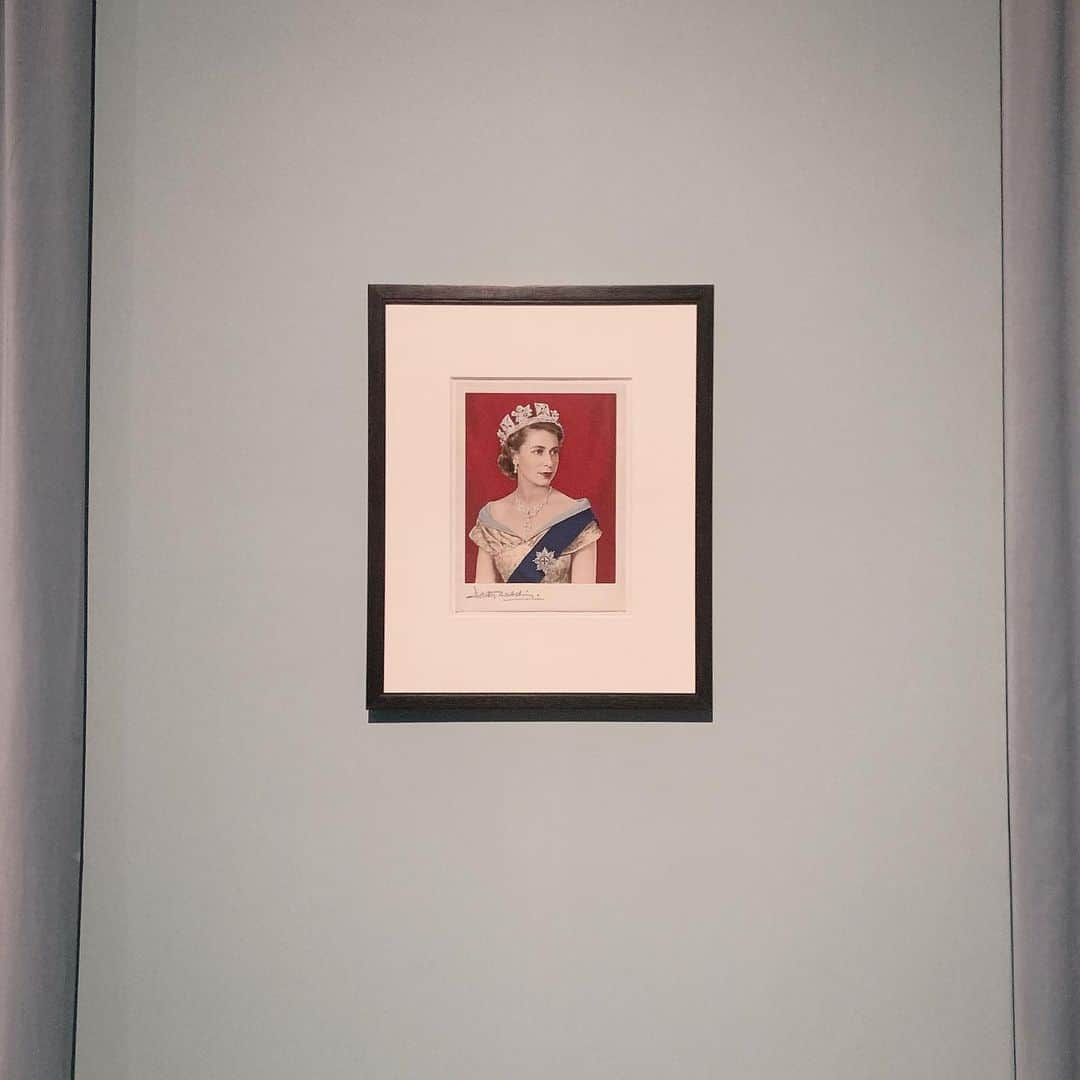 Macoto Tanaka 田中真琴さんのインスタグラム写真 - (Macoto Tanaka 田中真琴Instagram)「. “絵画で横顔を描かれるようになったのは、ランプによって壁に映った愛する人の横顔の影を、愛おしくてなぞったことから来てる” 的な事を言っていて、素敵だなぁと。 ドラマ「ザ・クラウン」でどハマりした、イギリス王室の肖像画等が飾られる「KING#&QUEEN展」に行ってきた。 最高だった。 私、マーガレット王女のお顔が大好きだからもっと見たかったなぁ〜。 大好きなドラマ「アウトランダー」のストーリーにも出てくるジャコバイトとかにも触れられていて胸熱だった。 伝統とか、文化とか継承されていくものの美しさをまじまじと見せつけられた。時代に合わせて変化しながらも継承していくことの美しさ。 死ぬまでに、王室の方を生で見てみたいと、思わせる魅力。 #kingandqueen  #kingandqueen展  #上野の森美術館」12月29日 15時07分 - mac0tter