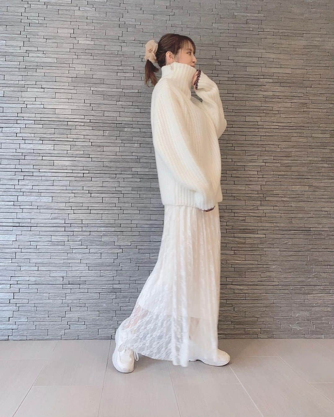 ハミ さんのインスタグラム写真 - (ハミ Instagram)「▽ All white🤍  顎まであったかいニットは小顔効果もあってお気に入りです☃️  ボブが楽で楽で幸せな日々。 大嫌いなドライヤータイムが1/3で終わって最高🥰  knit▷ @chuclla_official  #allwhite#code#knit#maternity#19w」12月29日 15時17分 - hami0519