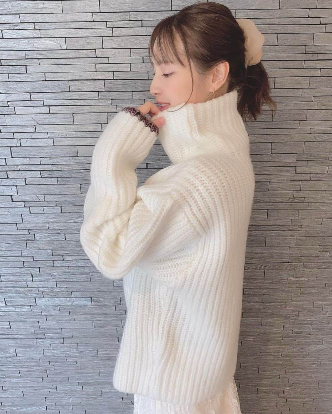 ハミ さんのインスタグラム写真 - (ハミ Instagram)「▽ All white🤍  顎まであったかいニットは小顔効果もあってお気に入りです☃️  ボブが楽で楽で幸せな日々。 大嫌いなドライヤータイムが1/3で終わって最高🥰  knit▷ @chuclla_official  #allwhite#code#knit#maternity#19w」12月29日 15時17分 - hami0519