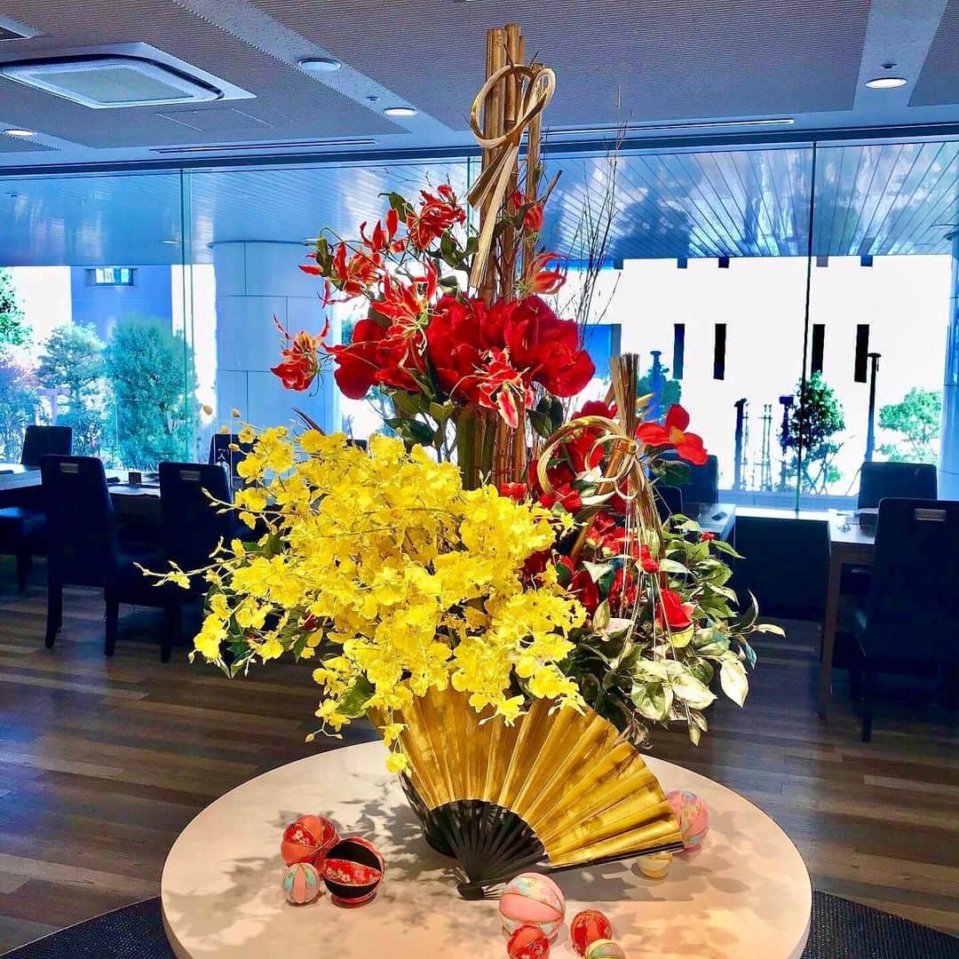新横浜プリンスホテルのインスタグラム：「2020年も残りわずかとなりました。新たな年に向け、ホテル館内もクリスマスからお正月装飾に！ We wish you all the best in the new year.  #新横浜プリンスホテル#お正月 #プリンスホテル#新横浜#横浜 #2021年 #ホテル#新横浜駅 #正月装飾 #門松 #正月飾り #shinyokohamaprincehotel#princehotel#shinyokohama#yokohama#hotel #newyearsdecoration」