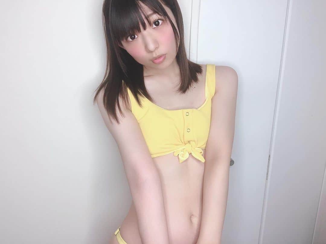 のインスタグラム：「👙💛 今年一番気に入ってた水着👙💛 撮影会でも2回は  着たかな？？  イエローは元気でるから好き♡ マンゴーも好き♡夏好き♡  今日からお仕事休みの人が多いのかな？　おつかれさまです(*´꒳`*)💓  #師走 #年末年始 #happyholidays  #japnesegirl #japanesemodel #japan_of_insta #japan_photo #selfie  #swimwear #グラドル #グラドル自画撮り部  #アイドル #偶像　#泳装　#gravureidol #model #bikini #bikinimodel #bikinigirl #아이돌 #여성돌 #丸顔 #cute #sexy #被写体 #model #モデル #girl #여성돌 #아이돌 #まるがお #hair」