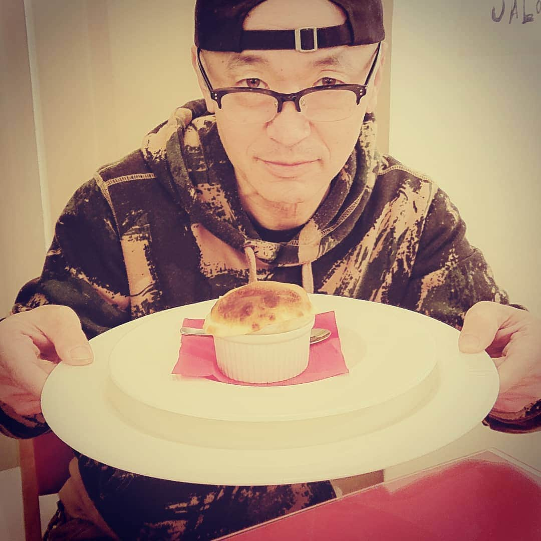 パッパラー河合さんのインスタグラム写真 - (パッパラー河合Instagram)「ナスとジャガイモのクリーム煮のパイ包みを注文したら、まず大きな皿だけ来て「こりゃ～大きなパイ包みだぞ！」とワクワクしてたら次に小さな皿がのせられ、最後に小さなパイ包みが登場。これはもはや芸術だと思う。  #イタリアン #料理は芸術」12月29日 15時14分 - papala_kawai