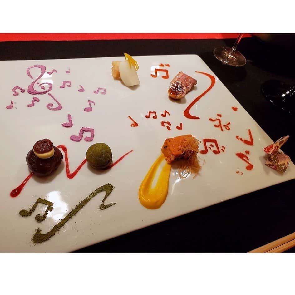 百合華さんのインスタグラム写真 - (百合華Instagram)「京都嵐山にある京料理×フレンチ『MITATE』にてスペシャルなX'masディナータイム🎄✨🍽  X'masは過ぎちゃったけど今回は特別にスペシャルディナーを御用意してくださり、X'masソングに纏わるストーリー仕立てのディナーコースをいただきました🎶  どのお料理も芸術的過ぎて大好物な破壊の美学を大堪能ww💖  ここでしか堪能出来ない香りペアリングも付けて頂き、お料理によって様々な味わいを楽しむ事が出来ました🥂💕  コース料理の続きは次回UP致します💋  #japan #日本 #koyto  #京都 #嵐山 #嵐山ミタテ #mitate  #京料理 #フレンチ #christmasdinner  #xmasdinner #クリスマスディナー #specialdinner #スペシャルディナー #art #芸術 #芸術作品 #破壊の美学 #ストーリー仕立て  #christmassongs  #xmassongs  #クリスマスソング #ペアリング付 #香りペアリング #美食 #美食家」12月29日 15時15分 - yurika.lovelily