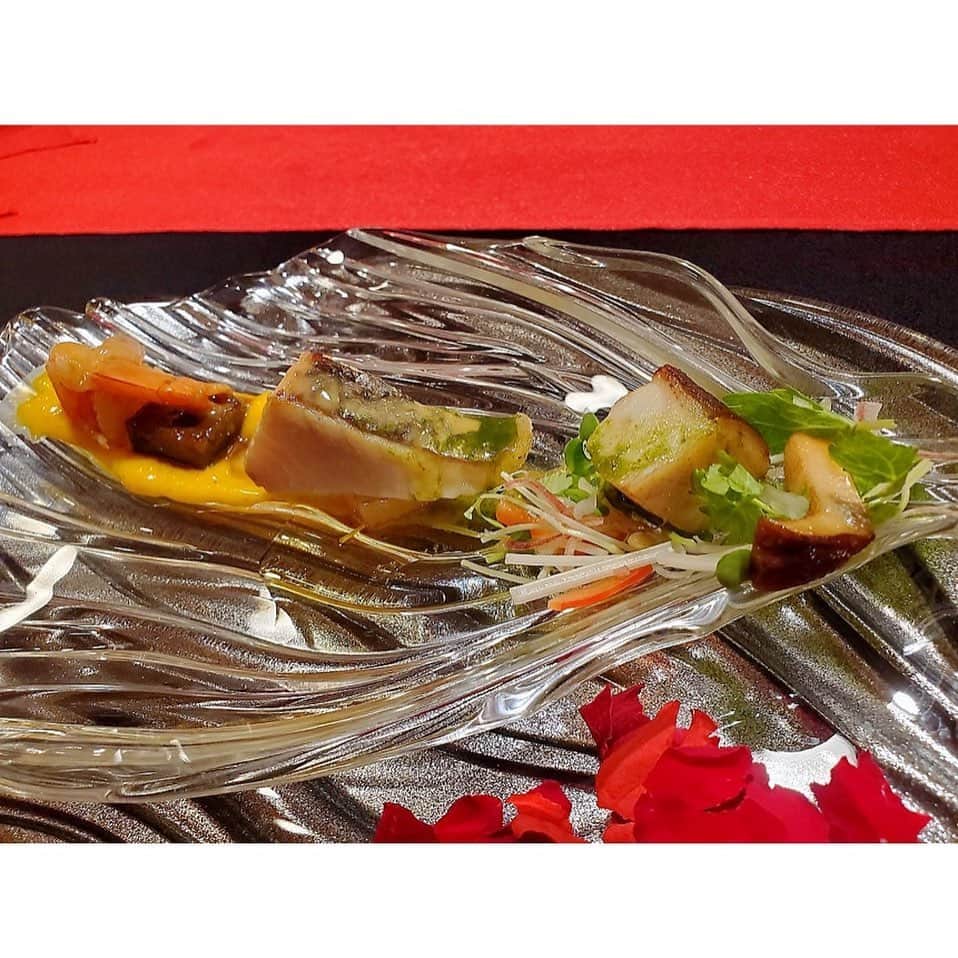 百合華さんのインスタグラム写真 - (百合華Instagram)「京都嵐山にある京料理×フレンチ『MITATE』にてスペシャルなX'masディナータイム🎄✨🍽  X'masは過ぎちゃったけど今回は特別にスペシャルディナーを御用意してくださり、X'masソングに纏わるストーリー仕立てのディナーコースをいただきました🎶  どのお料理も芸術的過ぎて大好物な破壊の美学を大堪能ww💖  ここでしか堪能出来ない香りペアリングも付けて頂き、お料理によって様々な味わいを楽しむ事が出来ました🥂💕  コース料理の続きは次回UP致します💋  #japan #日本 #koyto  #京都 #嵐山 #嵐山ミタテ #mitate  #京料理 #フレンチ #christmasdinner  #xmasdinner #クリスマスディナー #specialdinner #スペシャルディナー #art #芸術 #芸術作品 #破壊の美学 #ストーリー仕立て  #christmassongs  #xmassongs  #クリスマスソング #ペアリング付 #香りペアリング #美食 #美食家」12月29日 15時15分 - yurika.lovelily