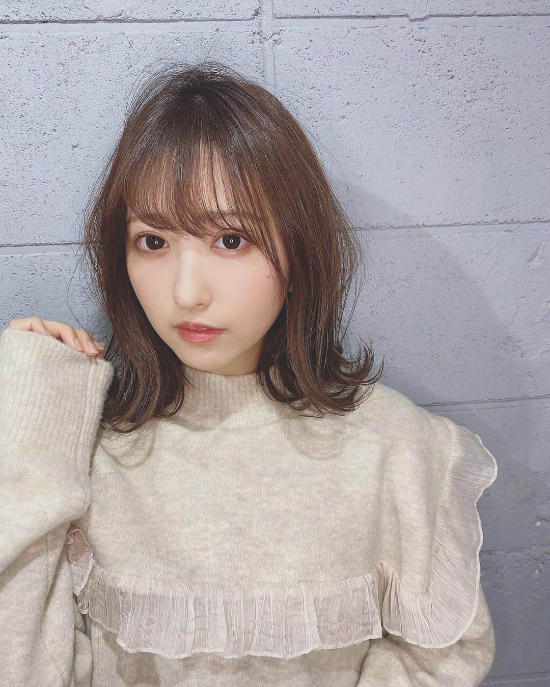 小桃音まいのインスタグラム：「❤︎. . こないだの美容院の写真！. . まだイベントの余韻に浸ってます. もらったお花のおかげで. お部屋中がいい匂い、、💐幸. . みんなはもうお仕事納めした？. .」