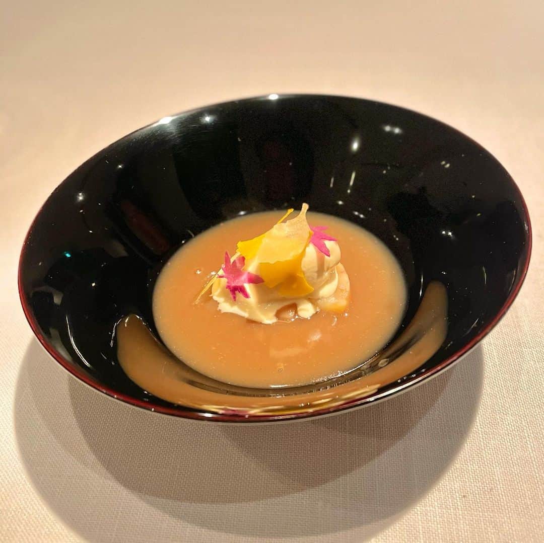 下田奈奈さんのインスタグラム写真 - (下田奈奈Instagram)「*﻿ 全てのお料理が本当においしくて細部まで﻿ 盛り付けやストーリーも凝ってて感動…🌳🐿🌲🌰 ﻿ ﻿ 🍶と🍷mixのペアリングも幸せだった〜🤍 ﻿ ﻿ #narisawa ﻿ #青山レストラン ﻿ #クリスマスディナー ﻿ #クリスマスディナーコース ﻿ #日本酒とワインのペアリング #イノヴェーティブフュージョン」12月29日 15時20分 - shimodanana