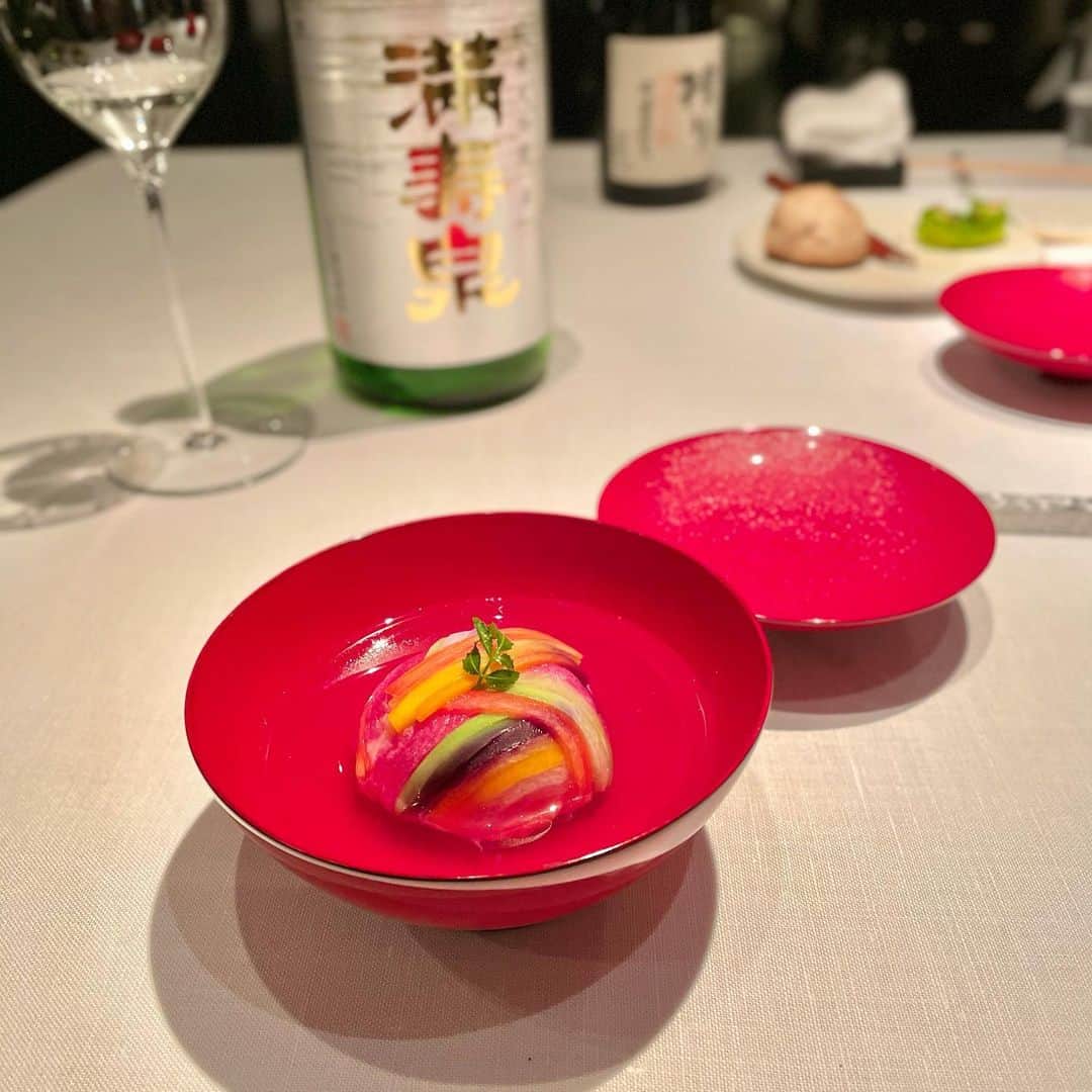 下田奈奈さんのインスタグラム写真 - (下田奈奈Instagram)「*﻿ 全てのお料理が本当においしくて細部まで﻿ 盛り付けやストーリーも凝ってて感動…🌳🐿🌲🌰 ﻿ ﻿ 🍶と🍷mixのペアリングも幸せだった〜🤍 ﻿ ﻿ #narisawa ﻿ #青山レストラン ﻿ #クリスマスディナー ﻿ #クリスマスディナーコース ﻿ #日本酒とワインのペアリング #イノヴェーティブフュージョン」12月29日 15時20分 - shimodanana