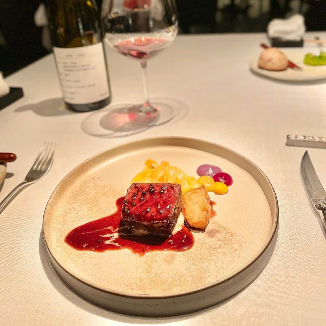 下田奈奈さんのインスタグラム写真 - (下田奈奈Instagram)「*﻿ 全てのお料理が本当においしくて細部まで﻿ 盛り付けやストーリーも凝ってて感動…🌳🐿🌲🌰 ﻿ ﻿ 🍶と🍷mixのペアリングも幸せだった〜🤍 ﻿ ﻿ #narisawa ﻿ #青山レストラン ﻿ #クリスマスディナー ﻿ #クリスマスディナーコース ﻿ #日本酒とワインのペアリング #イノヴェーティブフュージョン」12月29日 15時20分 - shimodanana