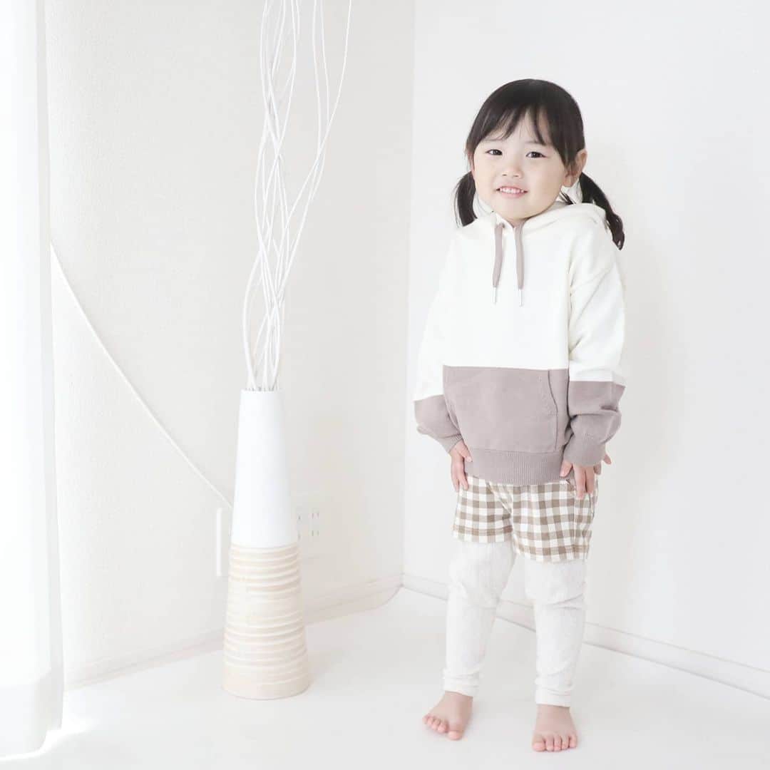 Eri Satoのインスタグラム：「今年のクリスマスプレゼントのひとつ 娘が着ているのは Racine( @racine.store )の #ふんわりモカパーカーキッズ · バイカラーのパーカーって珍しいよね☺ しかもね、切り替えは縫い合わせてるんじゃなくて 自然に切り替わるように糸を染めてるんだそう😲✨ · 4枚目に載せてるけど、BOXも可愛いからプレゼントにピッタリだったよ🤗 ママ用もあるから、お揃いにしたいな～💛 @satoeri626 のトップのURLにリンク貼ってます😘 · #racinestore#ラシーヌ #ふんわりモカパーカーキッズ #パーカー#パーカーコーデ#pr#ニットパーカー#パーカー女子 #パーカー好き#ファッション #ootd#fashion#キッズコーデ#女の子コーデ#2歳#女の子ママ」