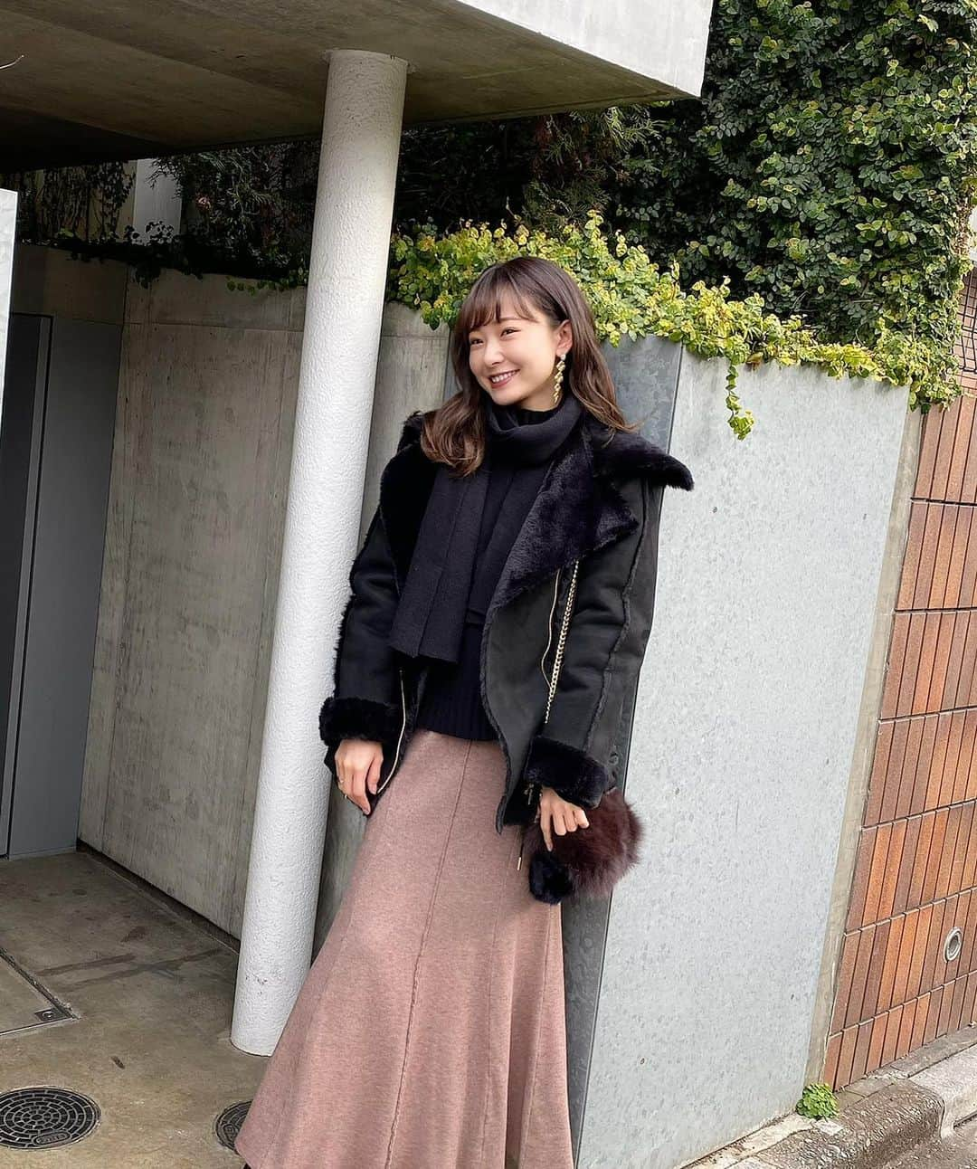 西川瑞希（みずきてぃ）さんのインスタグラム写真 - (西川瑞希（みずきてぃ）Instagram)「今日のコーディネート☺︎🖤  @cheriemona_official ✴︎ エコムートンショートコート ✴︎ リブニットプルオーバー ✴︎ ニットロングスカート  #cheriemona #winterfashion #codenate #冬コーデ #アウター #ニットスカート #オトナカジュアル」12月29日 15時23分 - mizuki_nishikawa_