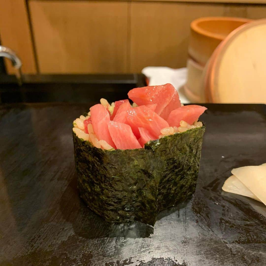 はんなさんのインスタグラム写真 - (はんなInstagram)「おちゅし〜🍣💓 . 先週初訪問した銀座にある鮨竜介さん✨ . 大将とっても気さくな方で 赤シャリと白シャリがあって 出てくるお料理ぜーんぶ美味しかった🥰 . たまたま年内最後の予約が取れたから今日も🥺♥️ . 2週連続でいけるなんて幸せ😌💕 . ちなみに昨日もおすしたべちゃった☺️(食べ過ぎw) . . . #キャバクラ #キャバ嬢 #キャバ #新宿 #歌舞伎町 #六本木 #大阪#水商売 #ヘアメイク #ロングヘア #シャンパン #ドレス #寿司#鮨 #竜介 #銀座 #すしすたぐらむ #instafood #dinner #eimyistoire #instagram #instagood #instapic #instalike #followｍe #selfie #fashion #美人茶屋 #美人茶屋新宿 #はんな」12月29日 15時27分 - hannna_0708