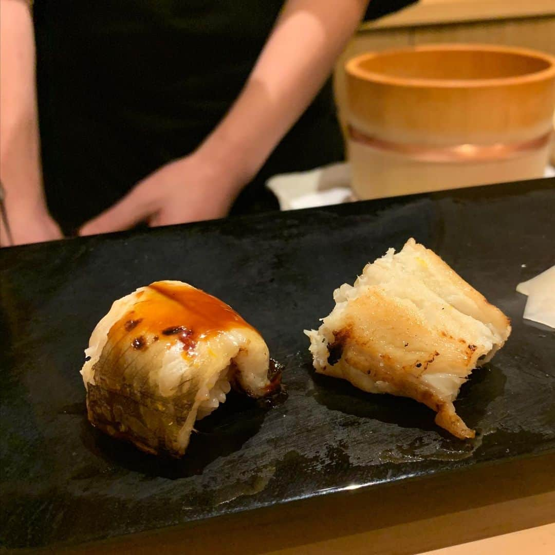 はんなさんのインスタグラム写真 - (はんなInstagram)「おちゅし〜🍣💓 . 先週初訪問した銀座にある鮨竜介さん✨ . 大将とっても気さくな方で 赤シャリと白シャリがあって 出てくるお料理ぜーんぶ美味しかった🥰 . たまたま年内最後の予約が取れたから今日も🥺♥️ . 2週連続でいけるなんて幸せ😌💕 . ちなみに昨日もおすしたべちゃった☺️(食べ過ぎw) . . . #キャバクラ #キャバ嬢 #キャバ #新宿 #歌舞伎町 #六本木 #大阪#水商売 #ヘアメイク #ロングヘア #シャンパン #ドレス #寿司#鮨 #竜介 #銀座 #すしすたぐらむ #instafood #dinner #eimyistoire #instagram #instagood #instapic #instalike #followｍe #selfie #fashion #美人茶屋 #美人茶屋新宿 #はんな」12月29日 15時27分 - hannna_0708