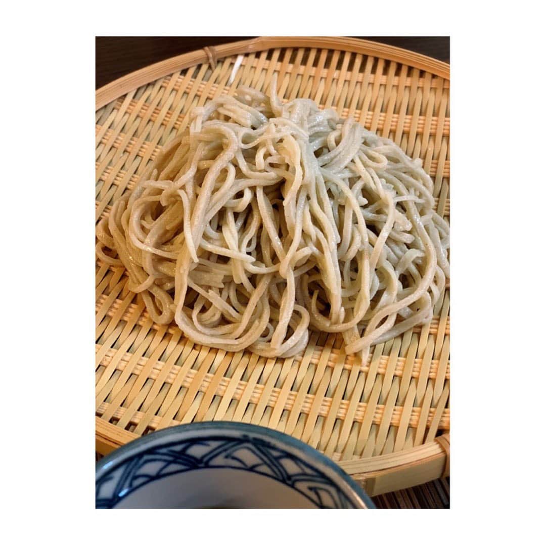 森田麻恵のインスタグラム：「@hirokoinaba  さんに誘ってもらって、初めての蕎麦打ちをしてきました！  丁寧に教えてもらいながら自分で打った二八蕎麦✨  大晦日まで我慢できず、打ち立てを早速！擦りたての山葵をつけてシンプルに！コシがあってなんと美味しいことー🤩  子供たち、蕎麦湯を何杯飲んだことか、、  美味しい感動に感謝です！！  #蕎麦打ち　#二八蕎麦  #絶品　#感動 #稲葉さんありがとうございました  #soba」