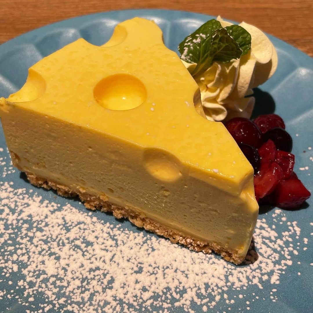 ぐちチャンネルのインスタグラム：「トムとジェリーに出てきそうなチーズケーキ #cheesecake #cheese #チーズ #チーズケーキ  goodspoon Cheese Sweets & Cheese Brunch エキュート上野店 050-5597-8702 東京都台東区上野7-1-1 エキュート上野 2F https://tabelog.com/tokyo/A1311/A131101/13247683/」
