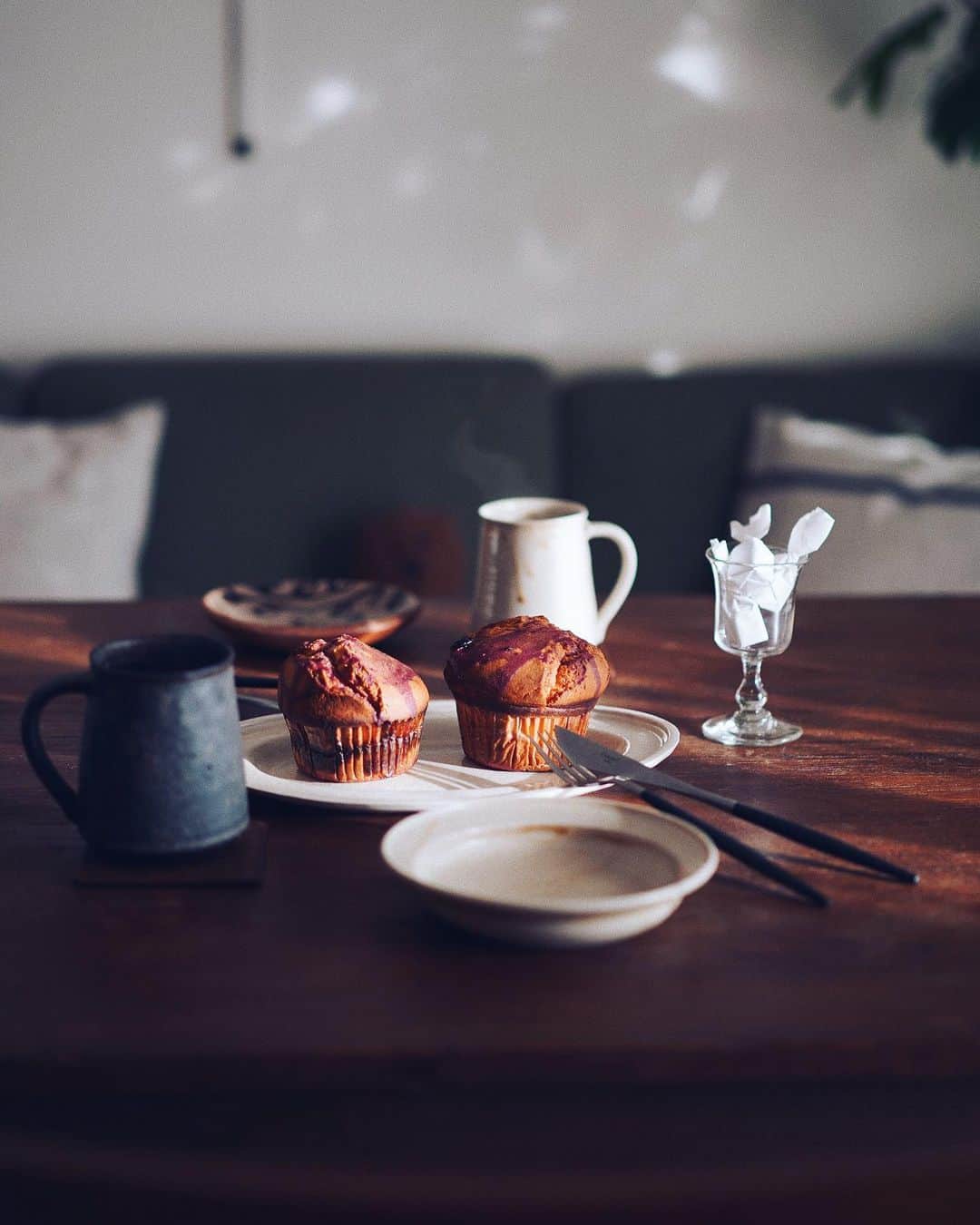のインスタグラム：「1229 today's coffee break  昨日で仕事納め 午前中は大切な方々や両親へ 手紙を添えて年末の挨拶を送り  今夜のぶり大根を仕込んで ホッとひと息 ご褒美の時間  西陽が差し込み たっぷりの挽きたて珈琲で 幸せな3時のおやつ  いつも優しい気持ちを届けてくれて どうもありがとう  Thank you as always!!!」