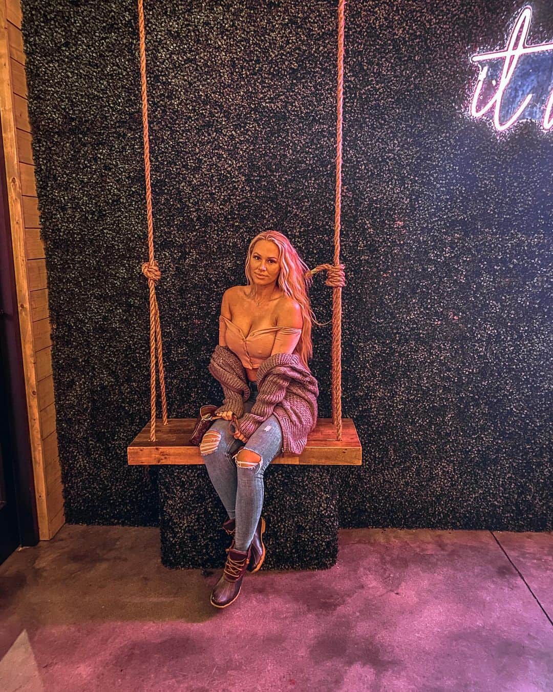 Kindly Myersのインスタグラム：「Just a swingin」