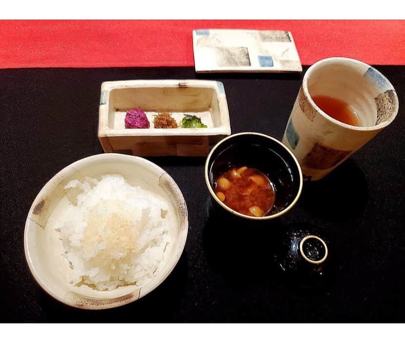 百合華さんのインスタグラム写真 - (百合華Instagram)「京都嵐山にある京料理×フレンチ『MITATE』にてスペシャルなX'masディナータイム②🎄✨🍽  X'masデコレーションなテーブルセッティングでお出迎えしてくださるおもてなしにきゅん💝  清水焼作家の小川宣之氏の器にロブスターがコロリンの芸術的な一皿や科学と遊び心を融合させたデザートなど、どのお料理にも唯一無二の温故知新が込めらていて愉しいひとときで御座いました💋  見舘シェフの世界観がとっても素敵なだけでなくスタッフの方々のお客様へのお心遣いにも感銘を受けました✨✨✨  #thx❤︎   #japan #日本 #koyto  #京都 #嵐山 #嵐山ミタテ #mitate  #京料理 #フレンチ #christmasdinner  #xmasdinner #クリスマスディナー #specialdinner #スペシャルディナー #art #芸術 #芸術作品 #破壊の美学 #ストーリー仕立て  #christmassongs  #xmassongs  #クリスマスソング #ペアリング付 #香りペアリング #美食 #美食家」12月29日 15時39分 - yurika.lovelily