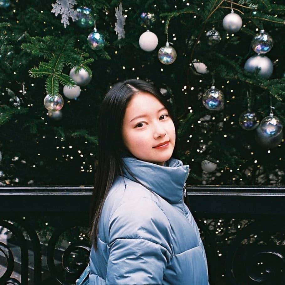越後はる香のインスタグラム：「❄️🤍🧜🏻‍♀️🗽🗾🔹🏙💎💙🌀💤💠  皆さん、年末はどの様に過ごしますか？ 私はお家でゆっくりドラマや映画などを見る予定です！ 皆さんのおすすめの映画など教えて欲しいです✨  そしてもうすぐ愛犬に会えます🤍たのしみだなあ」