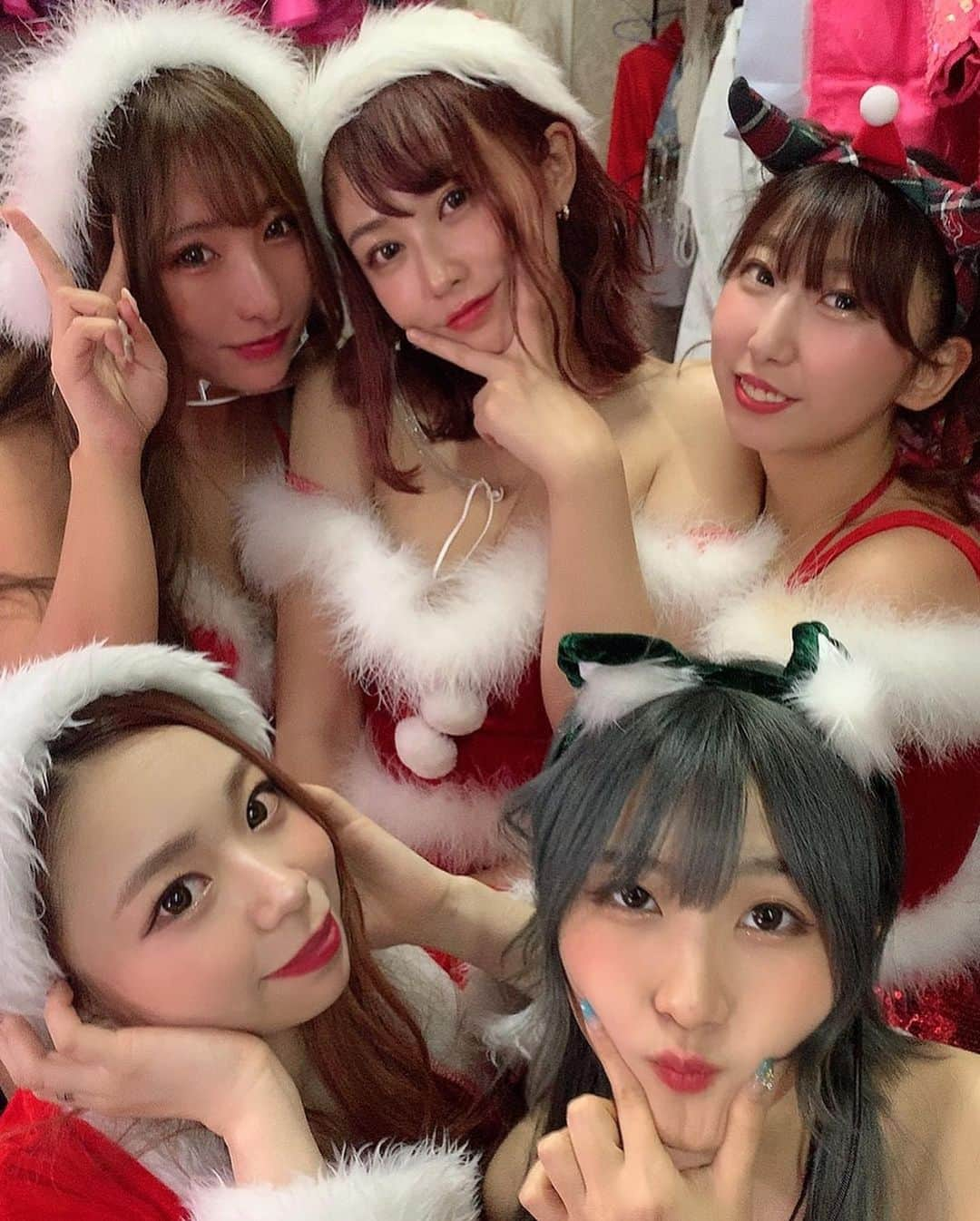 てんちむさんのインスタグラム写真 - (てんちむInstagram)「Club Nanaeに続き、バーレスク東京も仕事納めしました。足を運んでくださった皆様、ありがとうございました🙇‍♀️ Nanaeでも12月もロマネコンティを頂き、バーレスクの私の仕事納め日に一撃シャンパンリオン12000リオン頂きました😭最高の仕事納めになりました。ありがとうございます🙇‍♀️ トリプルワークは1月も息していきます！最後に出勤表飾ってありますが、1/6からNanaeで1/9からバーレスクです🌹 2020年、最後の方からだけどClub Nanaeとバーレスク東京で働けてすごく楽しかったし幸せでした。 そしてこんな私を雇ってくれたNanaeの皆様とバーレスク東京の皆様、ありがとうございました🙇‍♀️  2021年もトリプルワーク、息していきます。 皆様、良いお年を🗻☀️」12月29日 15時41分 - super_muchiko