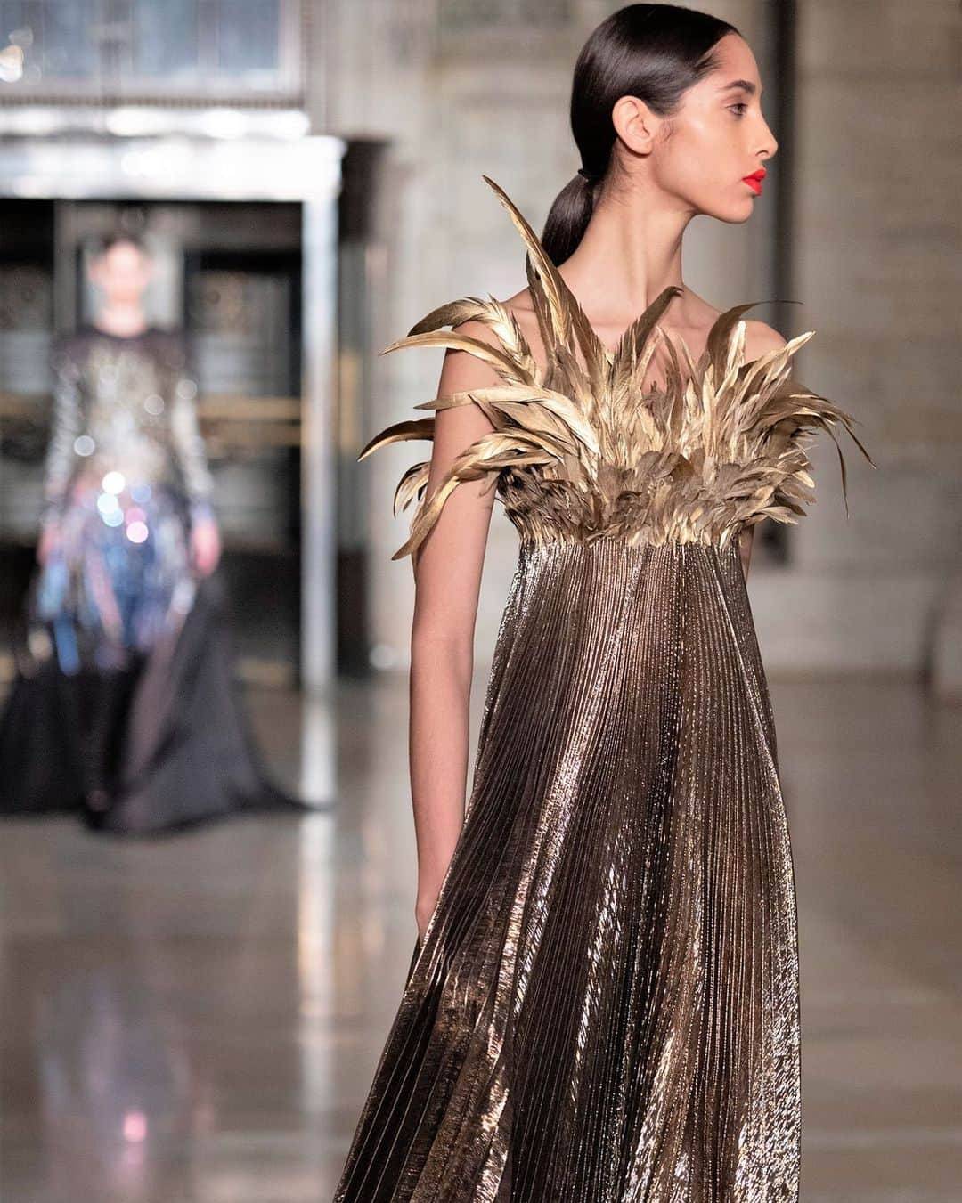 オスカーデラレンタさんのインスタグラム写真 - (オスカーデラレンタInstagram)「Good as gold. Plissé-lamé boasts hand-stitched gilded feathers on the #odlrfall2020 runway.」12月30日 2時31分 - oscardelarenta