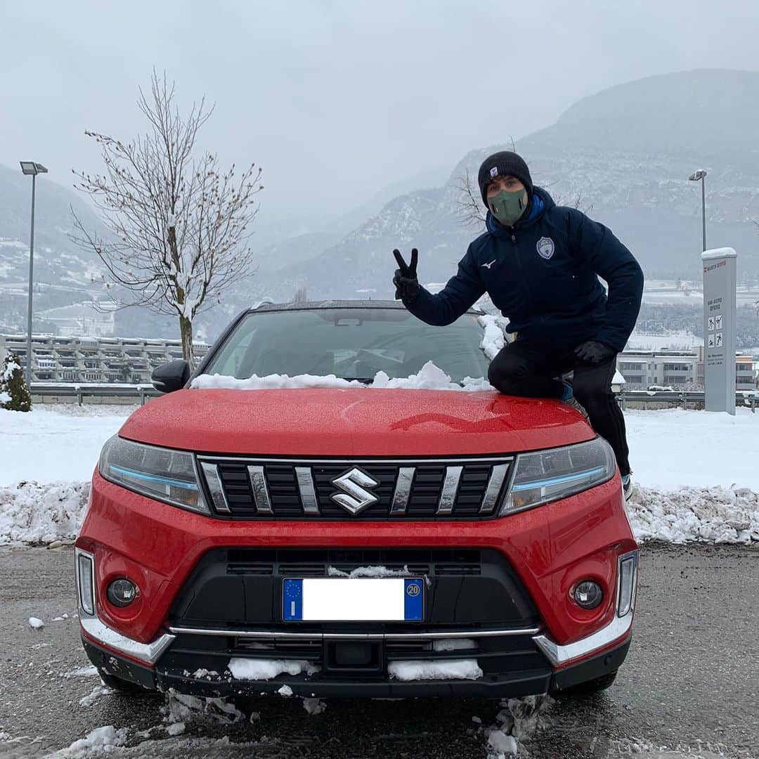 マッテオ・リッツォさんのインスタグラム写真 - (マッテオ・リッツォInstagram)「Snow day = Fun day ❄️😀 Almost 2021🙏🏻 • • #suzukiesport #suzukivitara #snow #figureskating #fiammeazzurre #younggooseacademy #red #adidasita」12月30日 1時11分 - matteorizzoo