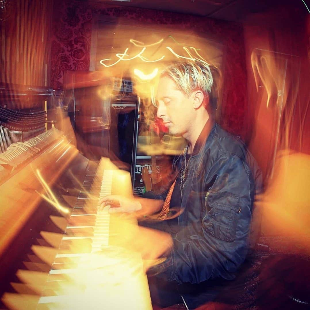 カール・バラーさんのインスタグラム写真 - (カール・バラーInstagram)「Back on the keys x  📸 @ptarry」12月30日 1時04分 - carlbarat78