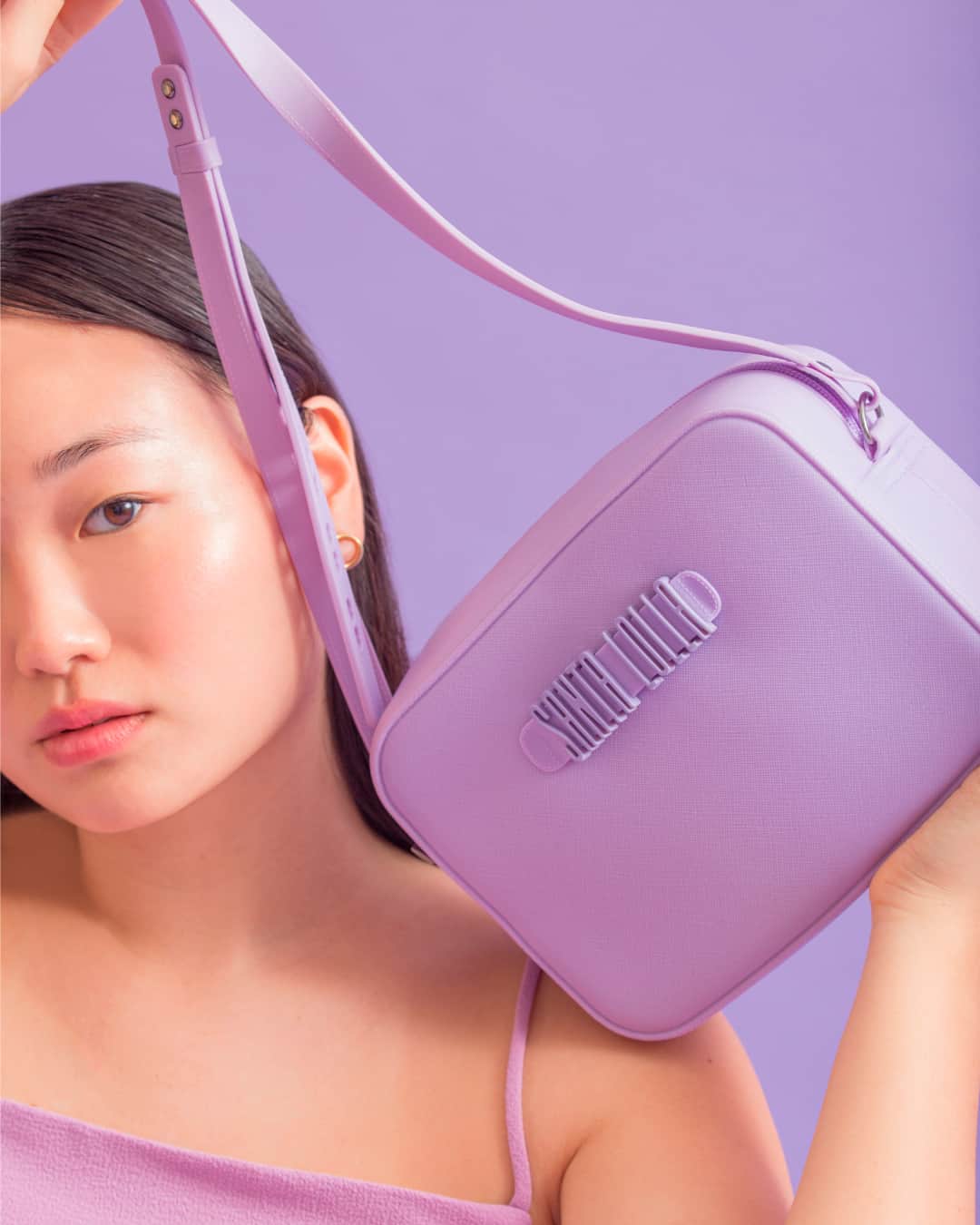 Santa Lollaのインスタグラム：「E tem bolsinha pra dar match com o look "all lavander" da @giuliasong. Produzido em material emborrachado, esse modelo tiracolo é prático e perfeito para carregar os nossos itens essenciais. [ Bolsa R$159,90 • Flip Flop R$69,90 ] #santalollaverao21 #goodvibes #colors #flipflop #SLhandbags #lavander」
