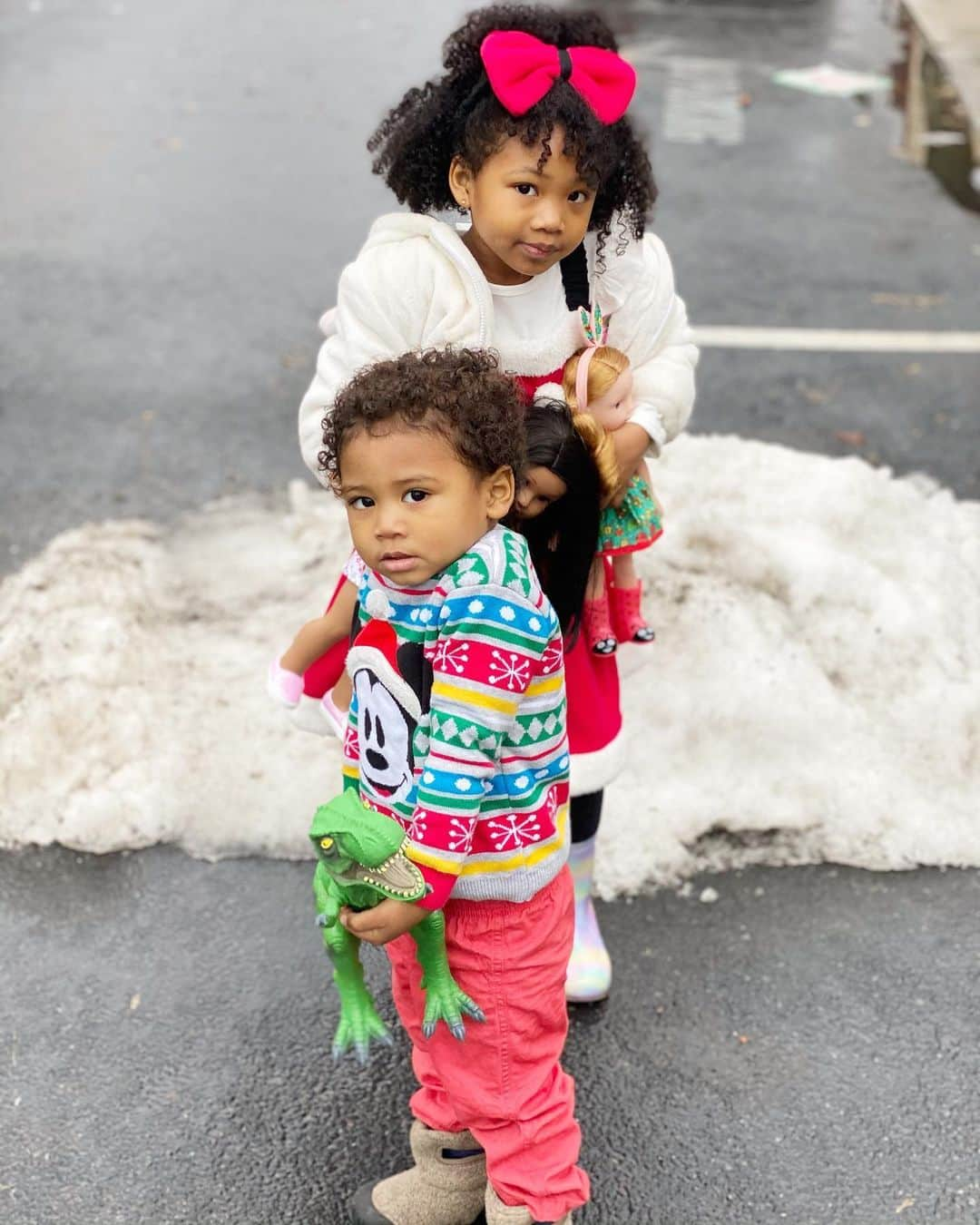 中鉢明子さんのインスタグラム写真 - (中鉢明子Instagram)「🦖New Dinosaur & New 👯‍♀️American Doll 😆👍 #2020 #christmas #parenting #newyork #Americandoll #dinosaurtoy #5yearsoldgirl #2yearsoldboy #christmas #ダイナソー #アメリカンドール #子育て #クリスマス」12月30日 1時06分 - akiko_harlem