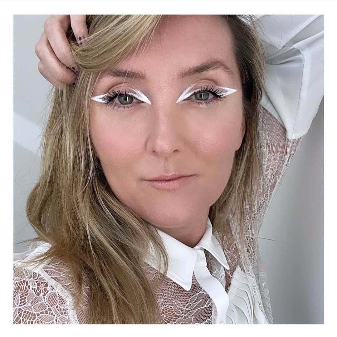 JO BAKERのインスタグラム：「I C E • E Y E S • B A B Y  Playing with shapes and negative space.... made easy using @shiseido #microlinerink in white!!!! ❄️ No primer used... just sketched straight onto lid for extreme stark pigment payoff with zero smudge!!  Base - Synchro Skin Self-Refreshing Foundation SPF 30 Brows - Ink Trio in Taupe  Mascara - Controlled Chaos In Black  Cheeks - Minimalist Whipped Powder Cream Blush in Chiyoko  Hi lighter - Aura Dew in Solar  Lips - Color Gel Lip Balm in Bamboo  I absolutely loved playing around and experimenting with products I hadn’t had a chance to try yet from #shiseidomakeup !! Big hit for me the #microlinerink with its easy to detail fine point means this #whiteeyeliner (a brand new one) is going straight into my kit !!! 🙌🏻🤍 #happynewyear everyone ~ #jobakermakeupartist #shiseidomakeup #shiseidoholiday #shiseidopartner」