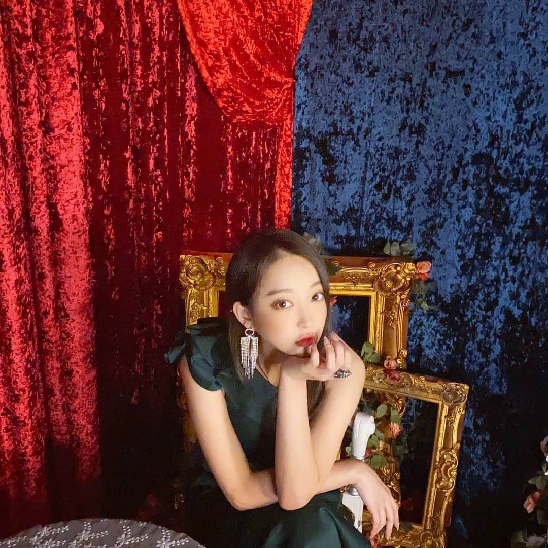 ヘリンのインスタグラム：「😜 #드레스 벌써 12월30일.. 2일남았나요 이번년도는 유독 시간이 빨리간거같은데 모두모두 코로나 조심하구 건강챙기구 연말마무리 화이팅입니다 🙏」
