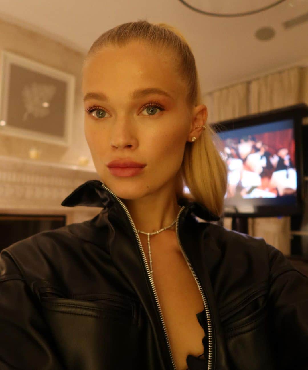 ヴィタ・シドルキナのインスタグラム：「Last night date look by me🖤」