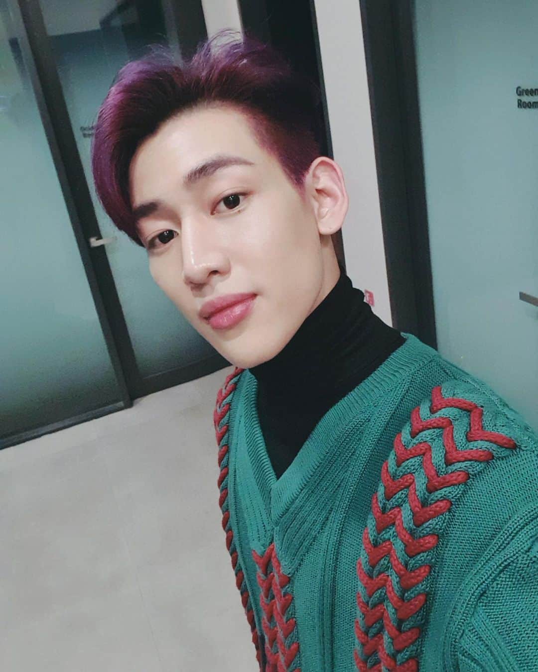 GOT7のインスタグラム：「[ #Piece_Of_GOT7 #🐍 ]  아가새와 함께하는 시간은 늘 즐거운 배미🐥❤️ Always happy to chat with I GOT7🐥❤️  #GOT7 #갓세븐  #BamBam #뱀뱀 #BamBamxTheSims4 #PlayWithLife」
