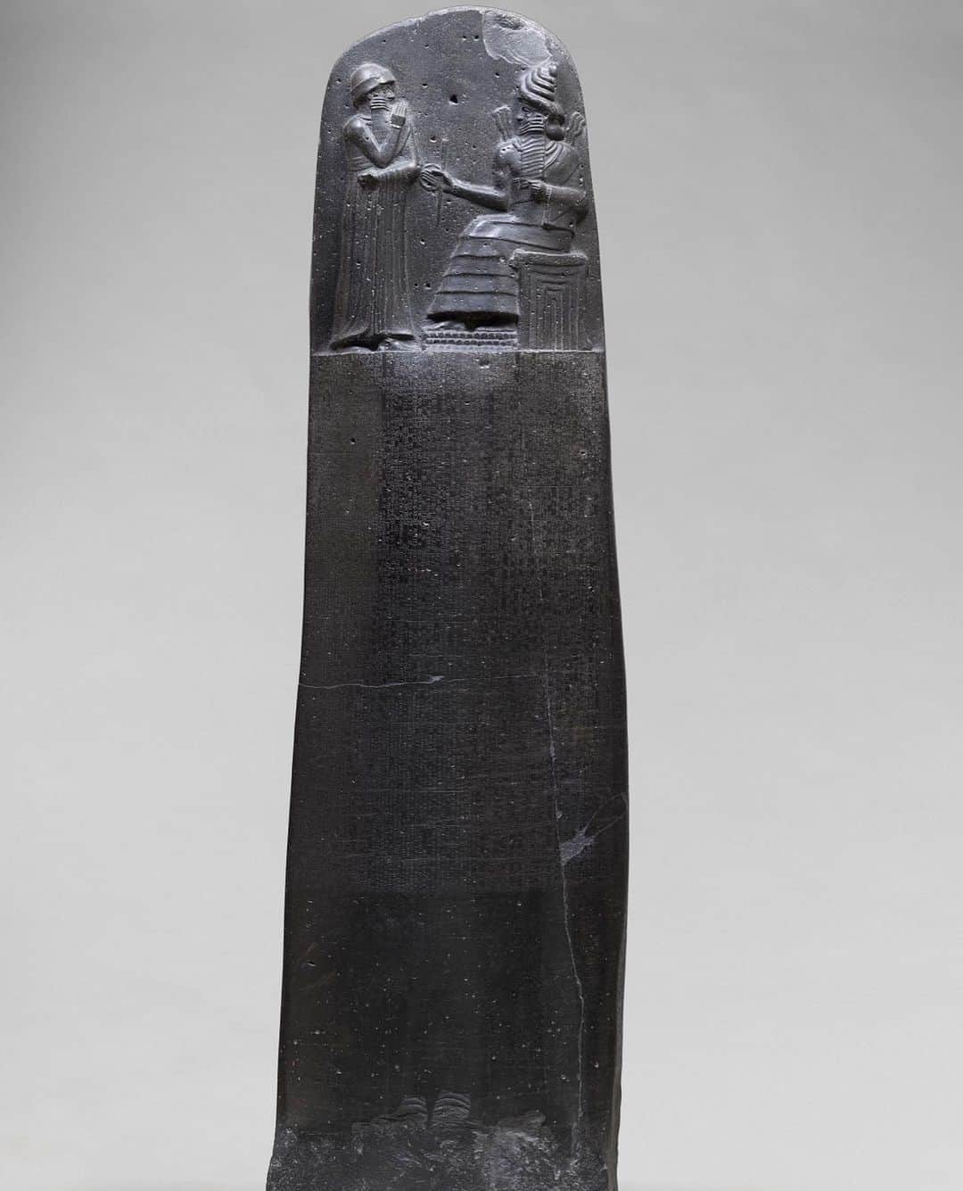 ルーブル美術館さんのインスタグラム写真 - (ルーブル美術館Instagram)「. 🇫🇷 Le Louvre rejoint #ConnectingCollections, une initiative visant à créer des liens entre les institutions au travers de leurs collections antiques. Le thème ce mois-ci s’intéresse aux moulages, nous commençons donc avec le Code d’Hammurabi ! ⤵️ - ✍️ Le code de Hammurabi de Babylone est l’exemple le plus célèbre des premiers codes de justice apparus en Mésopotamie entre la fin du IIIe et le début du IIe millénaire av. J.-C. Bien que le texte soit connu par des fragments de stèles contemporaines et des tablettes de diverses époques, le monument exposé au Louvre est à ce jour le plus complet. - ⚖️ A travers près de 300 jugements en droit civil et pénal, le roi se pose en modèle de justice, éclairé par le dieu du soleil Shamash, tous deux représentés au sommet de la stèle. Sa valeur iconique explique que des copies se retrouvent partout dans le monde, dans de nombreux musées, des ambassades et bien d’autres lieux. - - - - 🌍 The Louvre is joinging #ConnectionCollections, an initiative directed at bridging institutions with object collections from the ancient world. This month, the theme is cast and we begin with the Code of Hammurabi! ⤵️ - ✍️ The code of Hammurabi of Babylon is the most famous example of the first codes of justice known in Mesopotamia between the end of the 3rd and the beginning of the 2nd millennium BC. Although the text is known from fragments of contemporary stelae and tablets from various periods, the monument on display in the Louvre is to date the most complete. - ⚖️ Through nearly 300 judgments in civil and criminal law, the king presents himself as a model of justice, enlightened by the Sun god Shamash, both represented at the top of the stele. Its iconic value explains why copies are present all over the world, in many museums as well as in embassies and many other places. - 🏷 Code de Hammurabi 1792-1750 av. J.-C. ; basalte ; H. 225 cm Iran, Suse (butin élamite au xiie siècle av. J.-C.) Musée du Louvre, département des Antiquités orientales, Sb 8 (mission de Morgan, 1902-1903) - 📷 © Musée du Louvre, dist. RMN - GP / Christian Larrieu / Franck Raux . . . #Louvre #MuséeDuLouvre #MuseumFromHome #LouvreChezVous」12月30日 1時13分 - museelouvre
